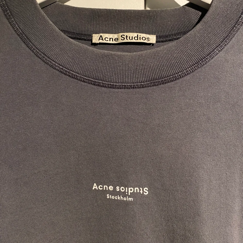 Hej, säljer en oanvänd T-shirt från Acne Studios Sthlm kollektion. Nypris 2800kr. Utmärkt skick. Storleken passar L och är boxy & oversized med riktigt najs passform. Pris kan diskuteras. Hör av dig vid intresse och fler bilder! . T-shirts.