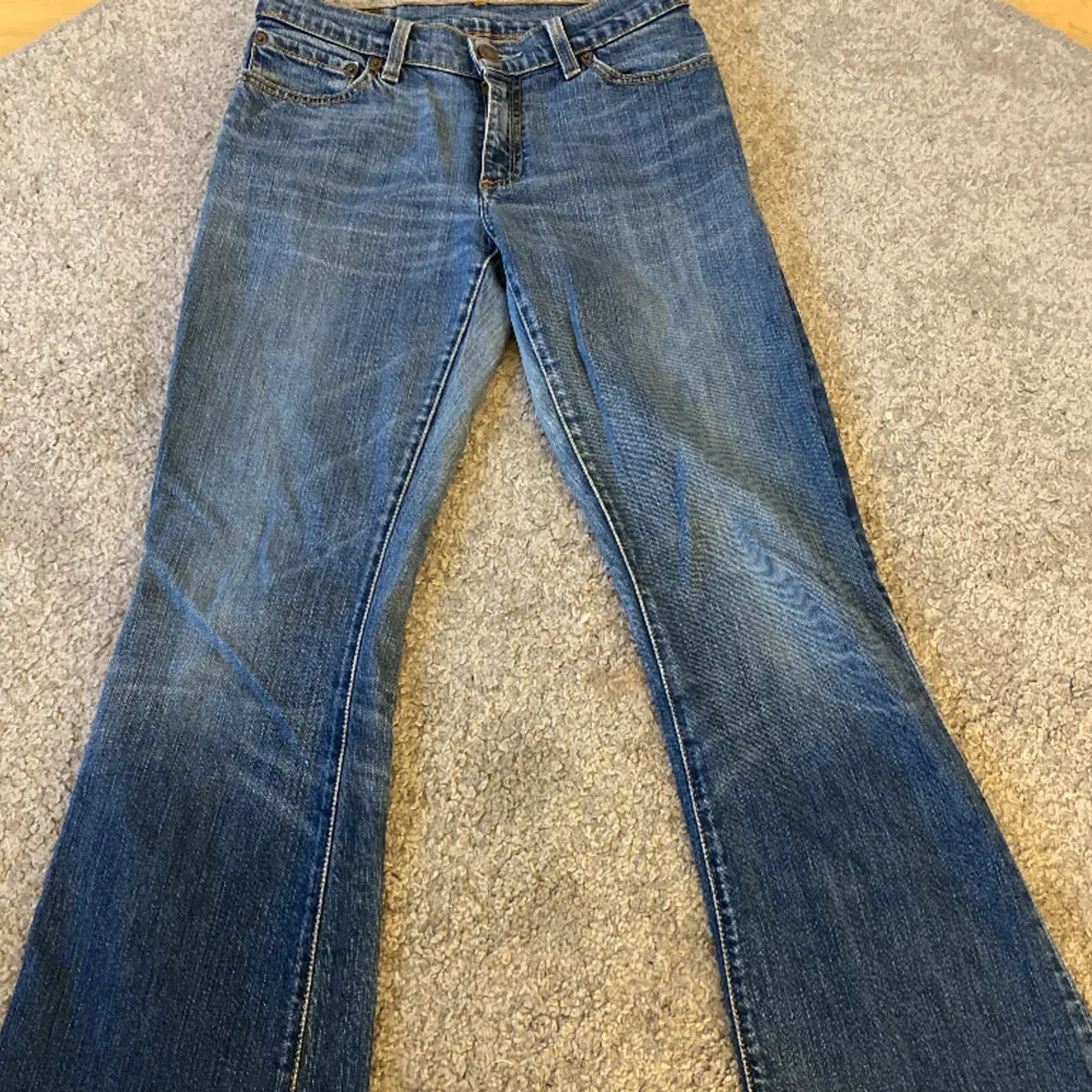 Superfina Low waist bootcut jeans från Levis. Ett par blå och ett par grå (se bild 2 & 3) stickpris (pris kan absolut diskuteras) W30 L32(konstiga storlekar), dem är dock insydda i midja/lår vilket inte syns (kontakta mig för bättre bilder och mått) . Jeans & Byxor.