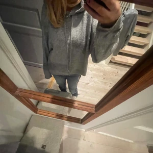 Stickad hoodie - Jättesnygg stickad hoodie från Lindex, jag använder ej så säljer därför💘
