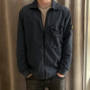 Stone Island overshirt - Säljer denna Stone Island overshirt, som är är i bra skick. Den är köpt föra året här på plick och inte kommit till så mycket användning. Den är i stl L. Skriv för mer bilder/