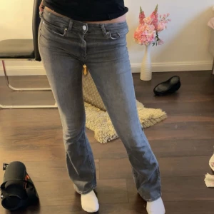 Jeans - Coola bootcut jeans ifrån only i storlek s/32 använda ca 4 ggr så jättefint skick💘💘