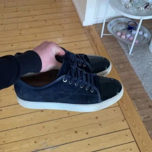 Lanvin skor - Säljer nu mina lanvins i bra skick. Storleken är i 43 och färgen mörkblå. Hör av dig vid potentiell fråga