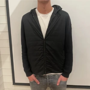 Belstaff cardigan - Snygg Belstaff cardigan perfekt nu till våren. Storleken är XXL men sitter snarare som XL. Inga större defekter, endast ett mycket litet hål i ena fickan. Nypris 3399:- Modellen är 193 cm