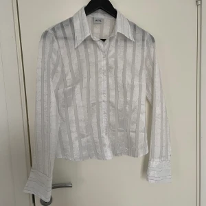 Skjorta  - Superfin skjorta med silver detaljer. Storlek 38 men sitter fint på en 36 också. 