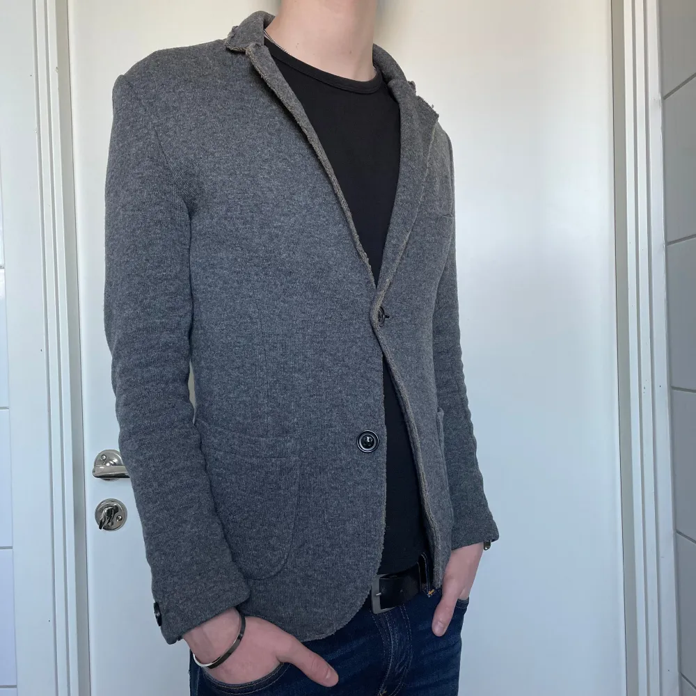 Riktigt snygg kavajliknande cardigan från Zara Man. Storlek: S. Modellen är 181 lång. Pris: 489kr. Tröjor & Koftor.