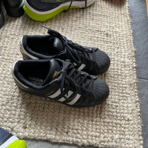 Adidas Superstars - Använda, men tvättar de innan jag skickar. Tvivla inte att fråga om det ör något ni undrar över !