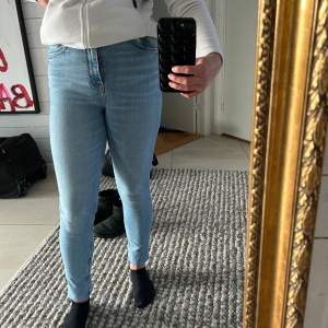 Högmidjade skinny jeans från Zara storlek 36. Väldigt bekväma 