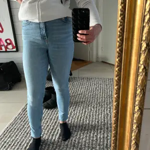 Högmidjade skinny jeans från Zara storlek 36. Väldigt bekväma 