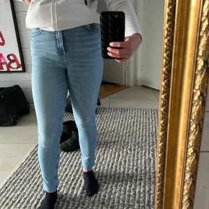 Skinny jeans  - Högmidjade skinny jeans från Zara storlek 36. Väldigt bekväma 