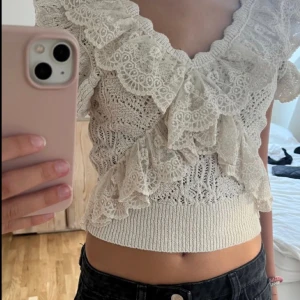 Broderad volangtopp zara - Säljer denna jättefina toppen från zara perfekt till våren!! I perfekt skick bara använd en gång ✨✨I storlek M men passar mig som är S 🤩 Från förra året så säljs inte längre