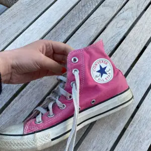 Säljer dessa rosa converse! Lite smutsiga men inte så slitna💗