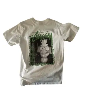 Säljer nu min stussy tee, perfekt skick och väldigt snyggt tryck. Originala plastpåsen följer även med, tveka inte på att fråga efter fler bilder eller så. Pris kan diskuteras💯💯