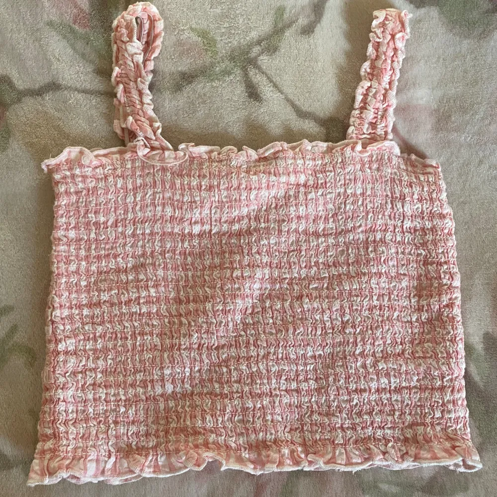 Säljer ett rosa, rutigt linne från Kappahl. Det är lite skrynkligt men annars i bra skick💗 Säljer även en matchande kjol!! . Toppar.