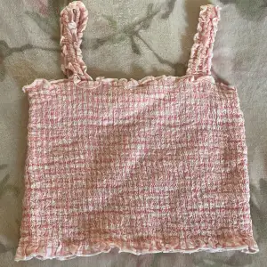 Säljer ett rosa, rutigt linne från Kappahl. Det är lite skrynkligt men annars i bra skick💗 Säljer även en matchande kjol!! 