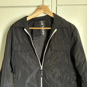 Replay WindBreaker -  Säljer denna feta  Replay WindBreaker jakan. Är för stor på mig så jag säljer den.8,5/10.Rekommenderar den till våren. Pris kan diskuteras 