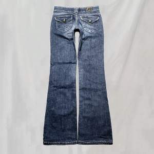 Midja: 76 innerben:79 Lågmidjade jeans från Lee. Storlek w28. Sitter ganska rakt/lite bootcut. Näst intill Nyskick!🤍