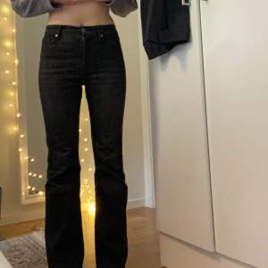 Jättefina svarta/mörkgrå jeans från lindex. Midwaist och bootcut💞jag är 1,67 som referens💞