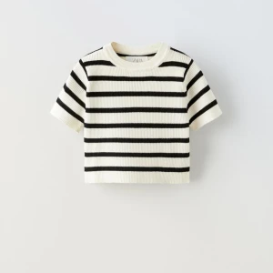 Randig topp zara  - Säljer denna super gulliga randiga topp från zara 💕 säljer den eftersom den tyvärr är för liten för mig 💕