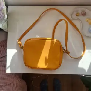 Säljer denna gulliga orangea väska! Säljer då jag har alldeles för många väskor💕 perfekt färgklick till våren och sommaren. Säljer för 50:- + frakt🫶🏻