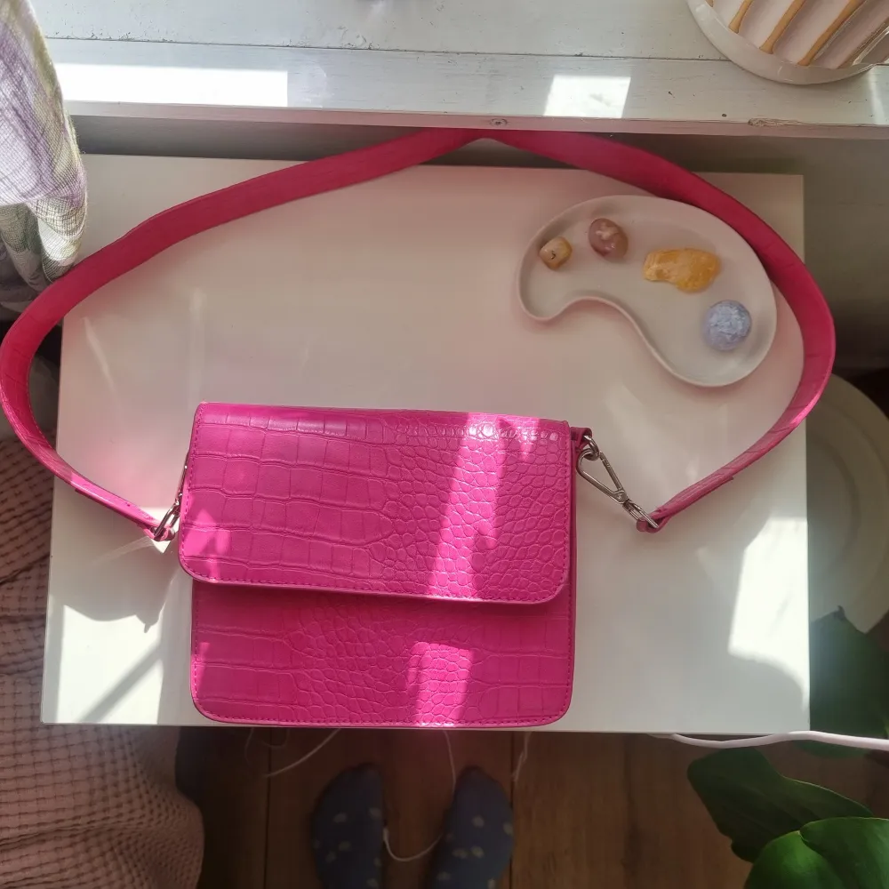 Säljer denna såå snygga rosa väska då jag har alldeles för många! Använd bara några få gånger, så i jättefint skick💕 säljer för 200:- + frakt🫶🏻. Väskor.