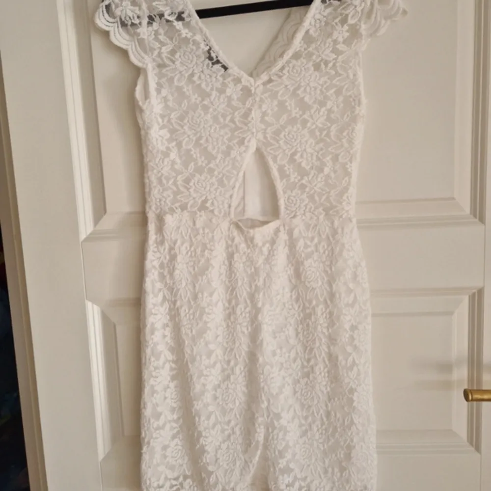 Fin vit spetsklänning perfekt till studenten😍. Klänningar.