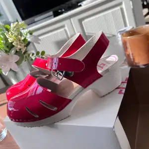 Röda skor med mindre klack från vårdväskan! Endast använd två gånger på sjukhus, sen en gång på karneval! Säljs då de är för små för mig. 