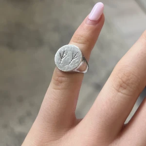 MARIA NILSDOTTER RING - Säljer denna Maria Nilsdotter ring!! Köpt på deras utförsäljning för 3 år sedan!❤️❤️ storlek 12mm så den är väldigt liten! Men det går att via Maria Nilsdotters butik ändra storlek!🙏🏼