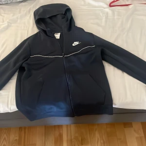 Nike tröja  - Hej säljer en Nike tröja som är för liten för mig i storlek 158-170cm för endast 250