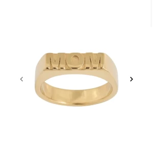 Mom ring!! - Säljer min fina Edblad min ring❤️ mom eller wow beror på vilket håll man har den på!!! 