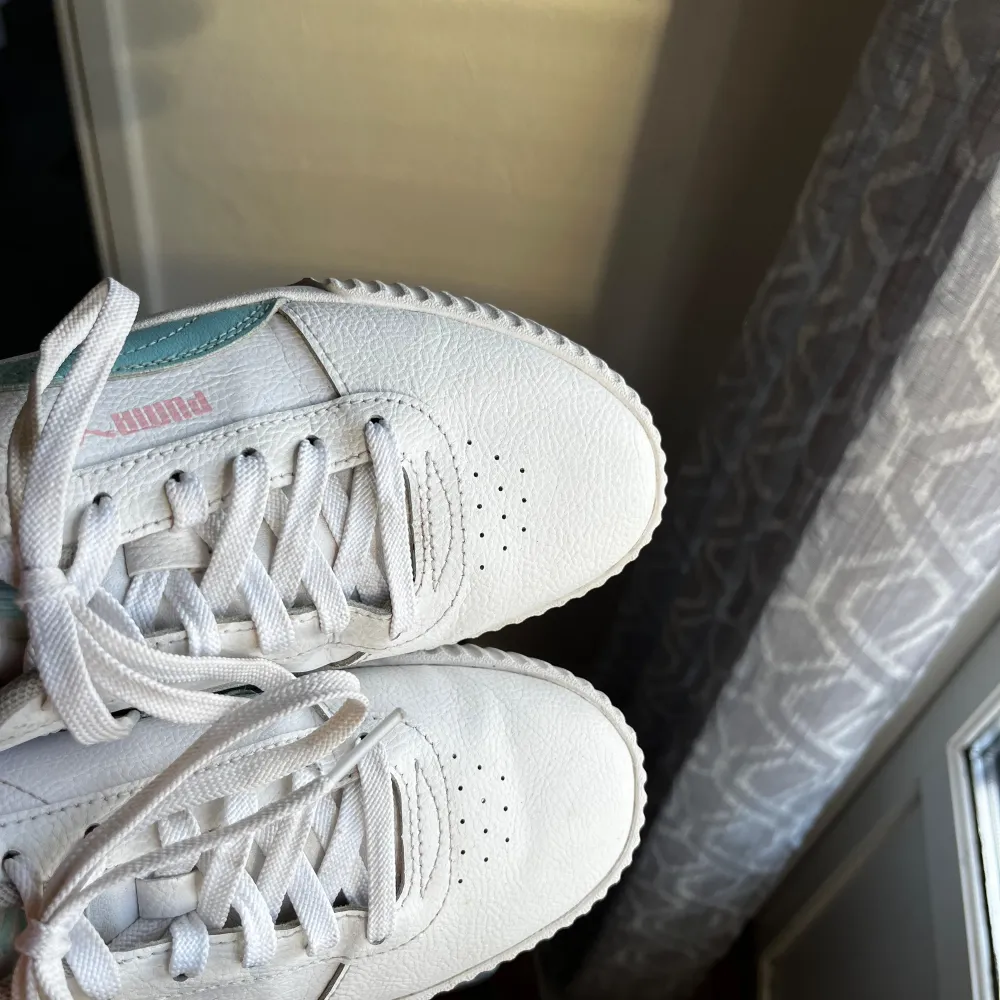 Vita sneakers från puma med fina rosa och blå detaljer, väldigt sparsamt använda. Supergulliga och sköna men lite för små för mig (lutar själv mer mot strl 40 i skor)! Pris kan diskuteras och fler bilder kan skickas!💗. Skor.