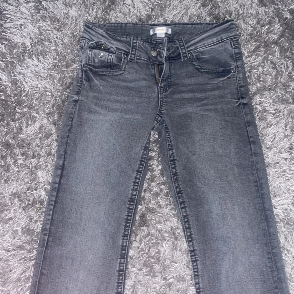 Gina tricot low waisted jeans med bootcut , liknar ltb jeansen jätte fina 💕men passade inte mig så bra . Jeans & Byxor.