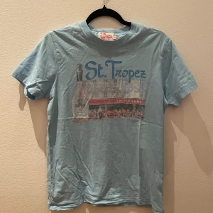 MC2 Saint Barth t-shirt - Ljusblå Saint Barth t-shirt i storlek S Skicket är bra men använd mycket.