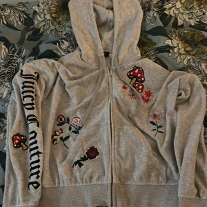 Vintage Juicy couture jacka. Storlek S - Väldigt bra skick, knappt aldrig Andvänt. Vet inte hur mycket original priset är.