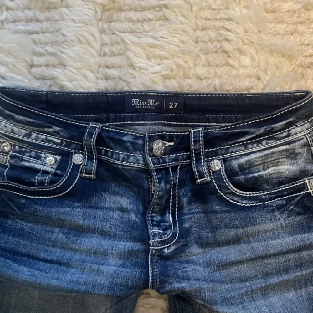 Jätte bra skick, fina och trendiga miss me jeans med måtten: 37 cm i midjan och innerbenet: 83. . Jeans & Byxor.