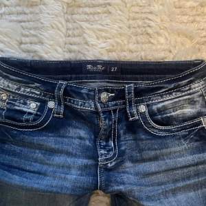 Jätte bra skick, fina och trendiga miss me jeans med måtten: 37 cm i midjan och innerbenet: 83. 