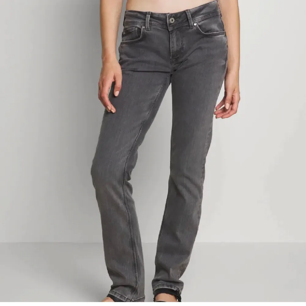 Säljer dessa super snygga mid waist jeansen! Väldigt fint skick!! Kostar 950 ny pris, säljer för 300! 💕💕Tryck på köp nu!. Jeans & Byxor.
