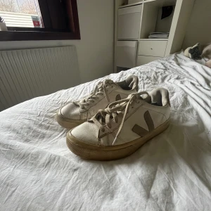 Veja skor  - Perfekta vår skor💕 har lite slitningar men håller fortfarande bra, pris kan diskuteras 🤍