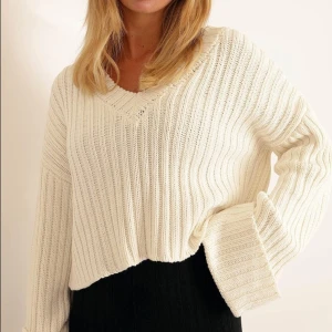 Stickad vit tröja - En jätte snygg beige/vit tröja. Snygg nu till våren/sommarn och passar bra till vardags eller uppklätt. Säljes för att den aldrig kommit till användning, alltså är den i topp skick.  Köptes för 450kr. Skriv vid funderingar eller intresse.