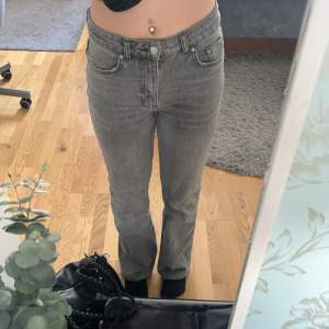 Säljer dessa midwaist jeans för att jag inte tycker om hur dom sitter i midjan, använt dom hyfsat många gånger men är fortfarande i bra skick!