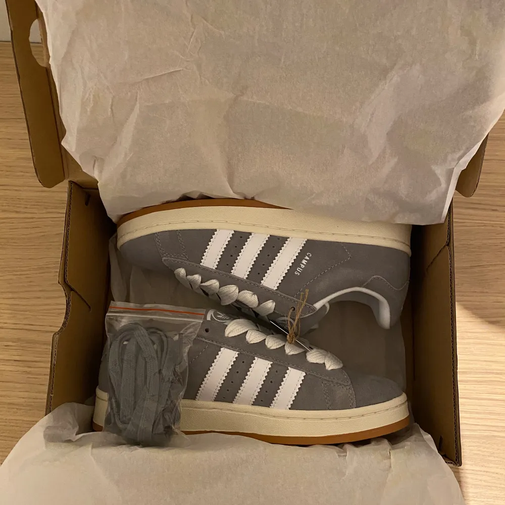 Säljer dessa super trendiga adidas campus i färgen ”grey white” i storlek 39 1/3! Aldrig använda! Vid frågor och eller funderingar tveka inte på att höra av dig!🤩🔥. Skor.