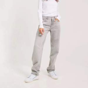 Ett par ljus gråa mid-waist jeans från märket Gina Tricot. Knappt använda och i bra skick. Storlek 38 i midjan och 34 i längd! Köpte dem för 600kr och säljer dem för 350kr🥰