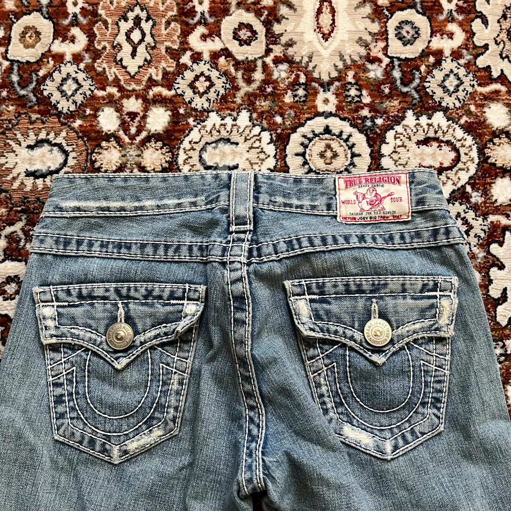 Vintage Condition  Size: 26 / Small  Rise: approx. 22cm  Inseam: approx. 75cm Waist: approx. 37cm  Thigh width: approx. 22cm  Hem width: approx. 23cm . Jeans & Byxor.