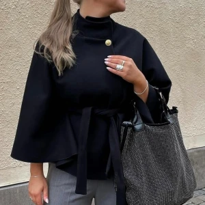 SKITSNYGG poncho/ kappa!! - JÄÄTTESNYGG poncho/ kappa från Missäy!! Perfekt nu till våren! Helt oanvänd!! Storlek står inte men passar mig som brukar ha xs- s (sitter lite oversizet)!!