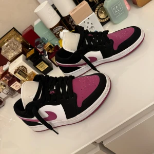 Jordans  - Jordans sneakers säljer enbart pga för små 