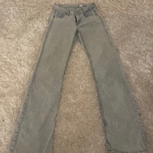 ljusblåa jeans 💖 - säljer mina fina ljusblåa jeans då dem är för korta för mig. Har använts fåtal gånger och har inga defekter. Lågmidjade och bootcut 💖  Midja:35cm rakt över+stretch  innerbenslängd:74 