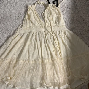 Vit sommrig klänning - Storlek M