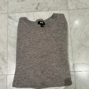 Kashmir crewneck - Fin Kashmir. Ett hål vid armbågen så om ni vill ha bild på de är det bara att fråga. Annars är skicket fint.