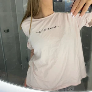 Tröja  - Jätte fin tröja från hm💗Är i nyskick. Kom privat för fler bilder/frågor💗😀🤩