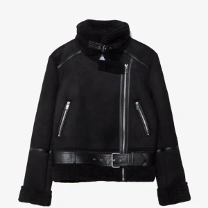 Stradivarius - Doubleface-Biker-Blazer - Säljer då min Stradivarius jacka då den är för lite och anledningen till hålet lite ovanför armhålan, fler bilder går att lösa! Köpt för 799kr. Priset kan diskuteras!☺️💕