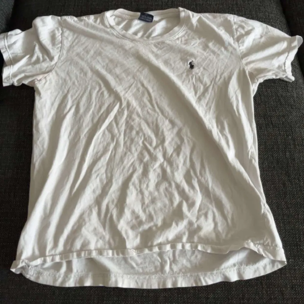 Säljer denna feta Ralph lauren t-shirt // den är använd men inga synliga defekter // storlek M men passar bättre S // ett riktigt kap 🙌 // säljer för endast 149 kronor // frågor?. T-shirts.